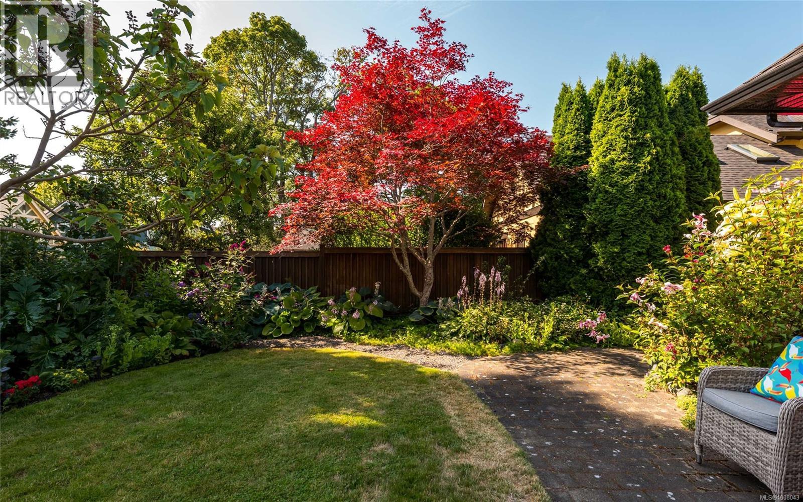 Photo 40 of 1597 Hampshire Rd, Oak Bay BC
