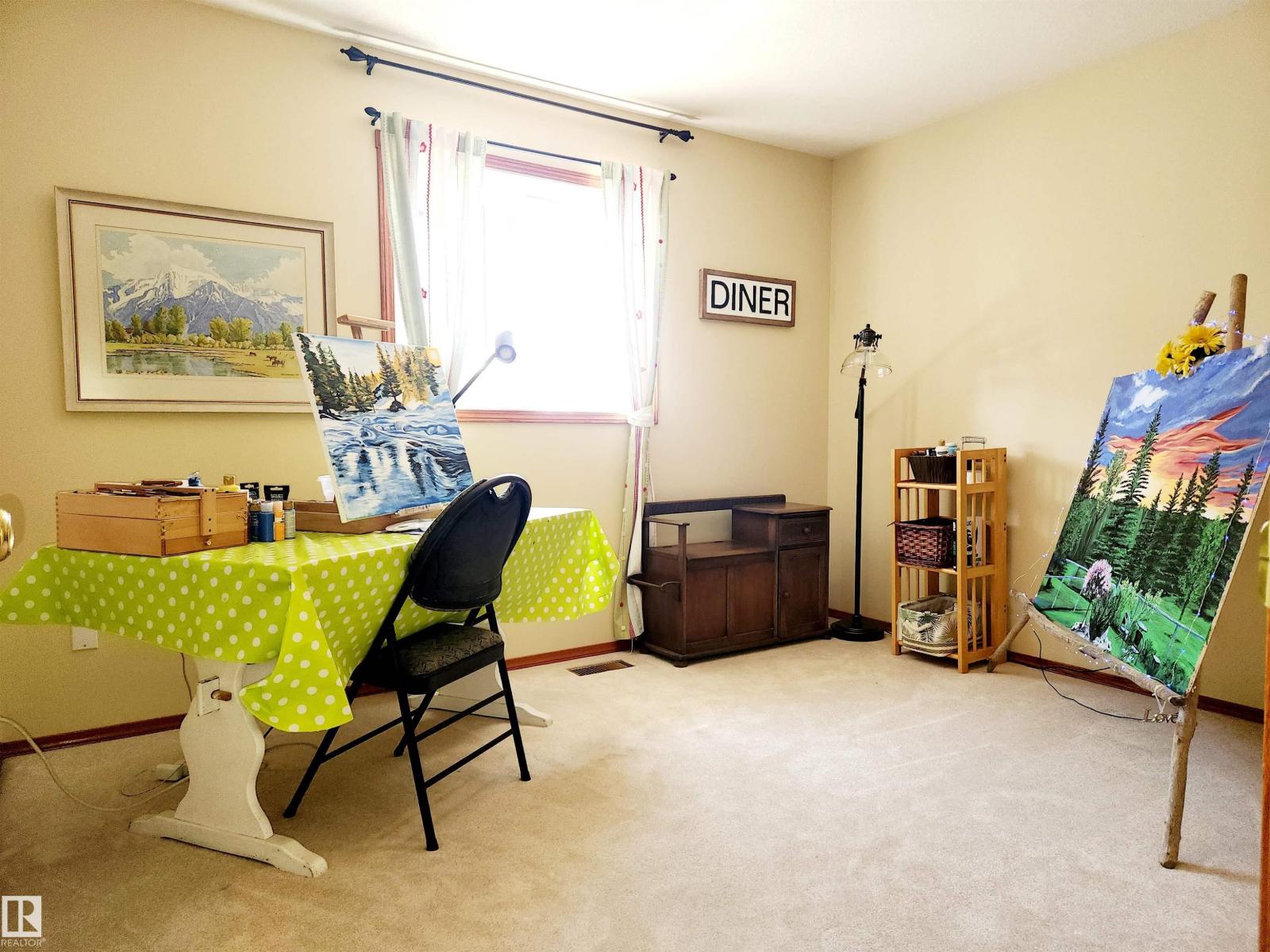 Photo 4 of 281 Ormsby Rd E Nw, Edmonton AB