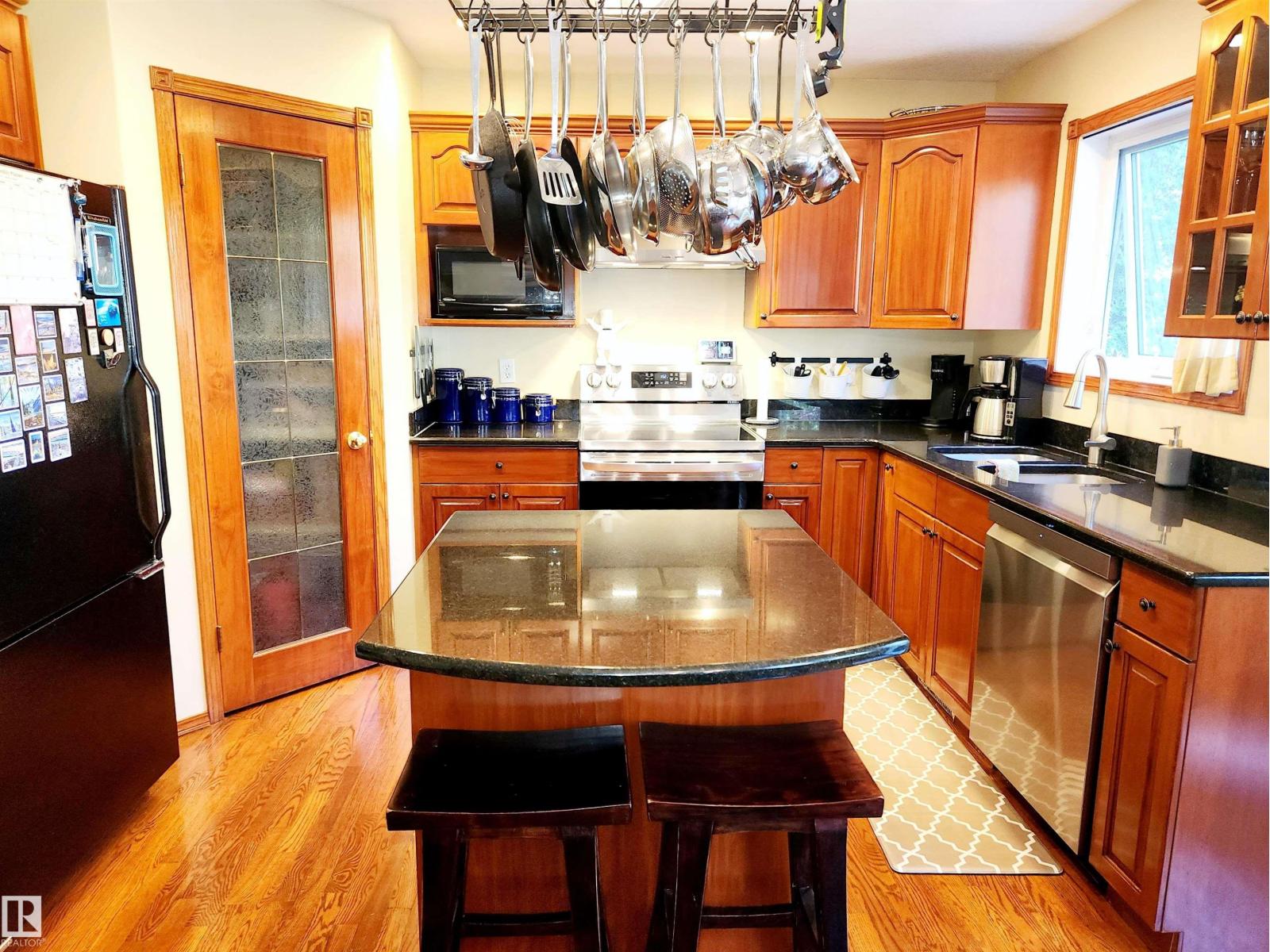 Photo 2 of 281 Ormsby Rd E Nw, Edmonton AB