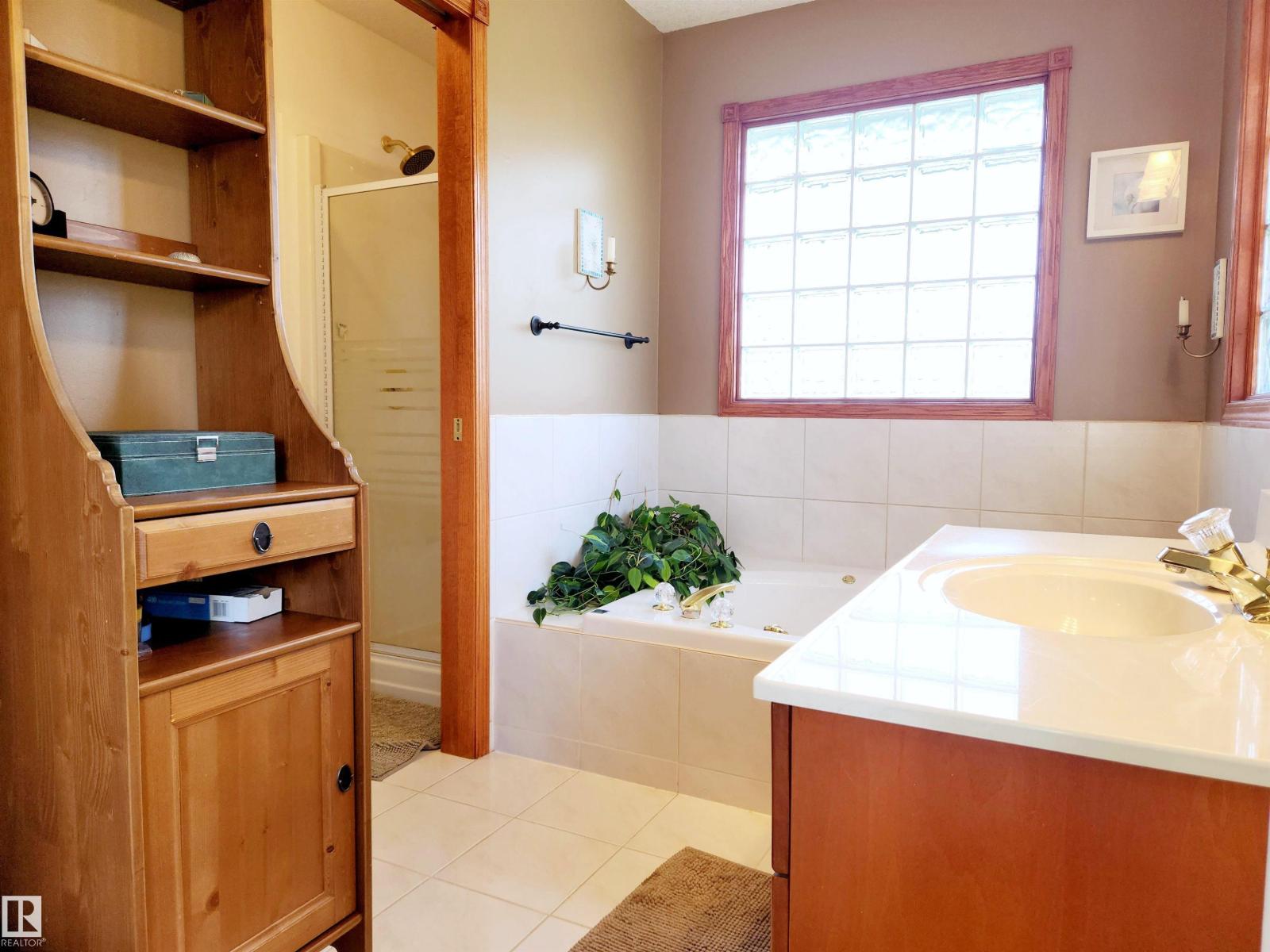 Photo 12 of 281 Ormsby Rd E Nw, Edmonton AB