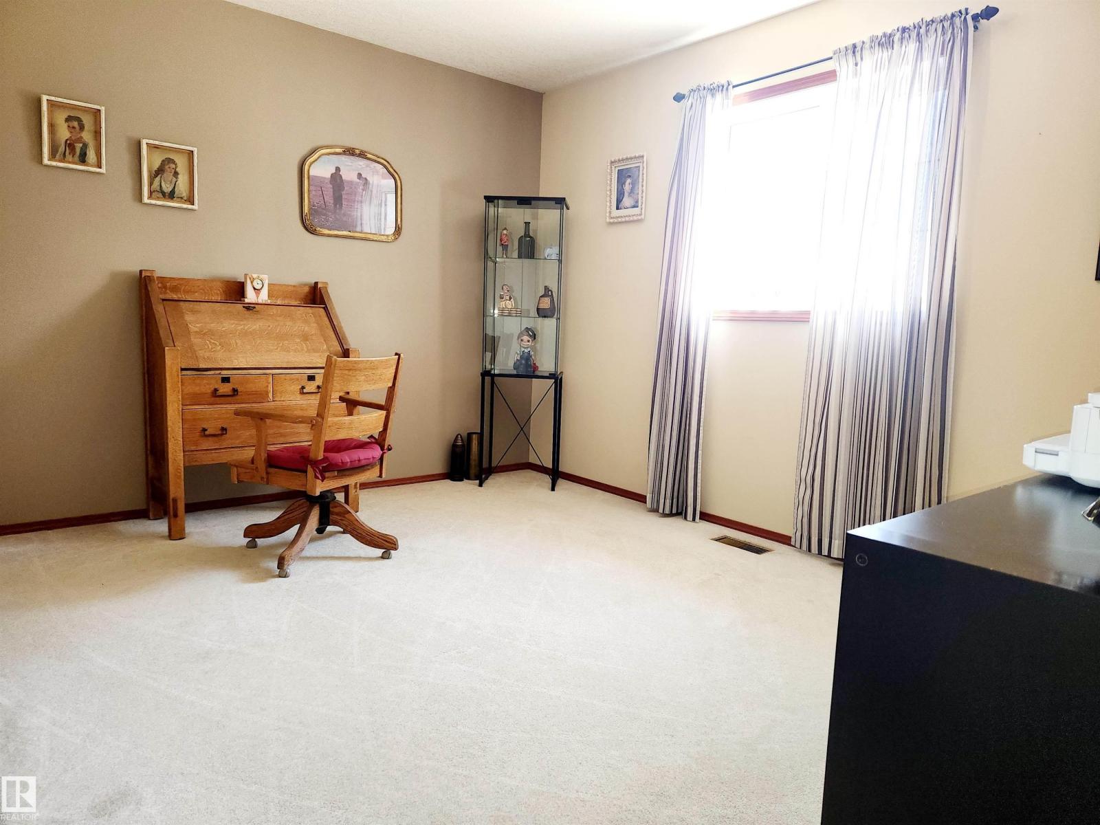 Photo 18 of 281 Ormsby Rd E Nw, Edmonton AB