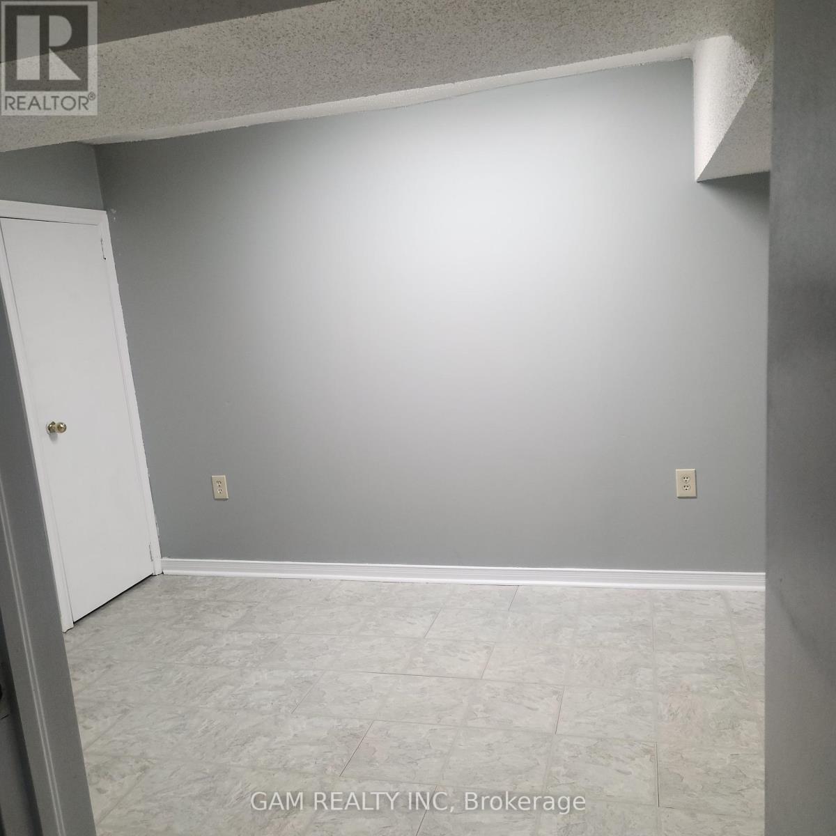 Photo 11 of Bsmt 200 Kingsbridge Garden Circle, Mississauga ON