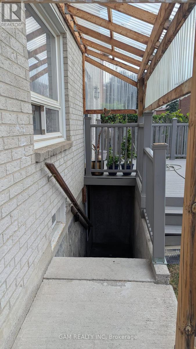 Photo 2 of Bsmt 200 Kingsbridge Garden Circle, Mississauga ON