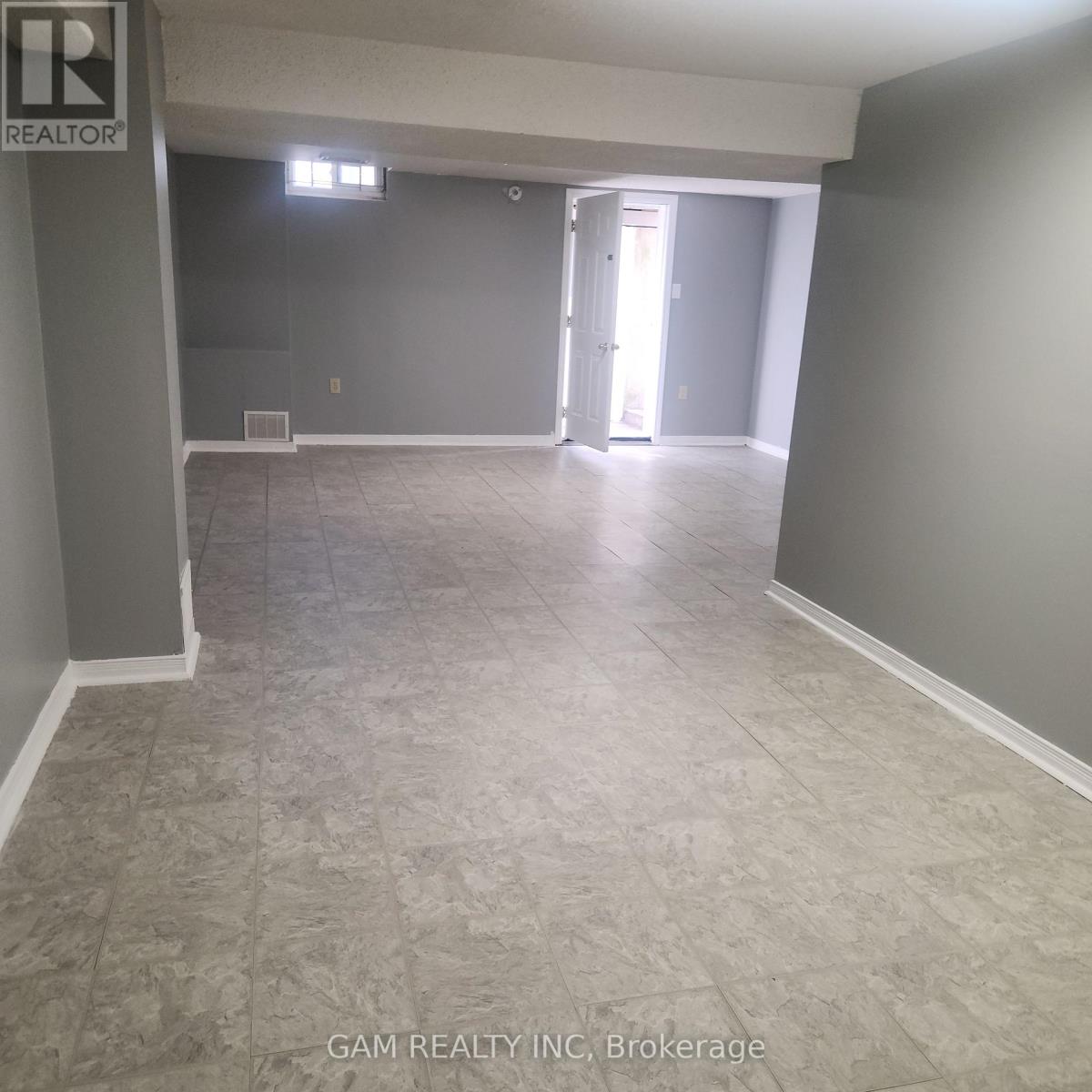 Photo 8 of Bsmt 200 Kingsbridge Garden Circle, Mississauga ON