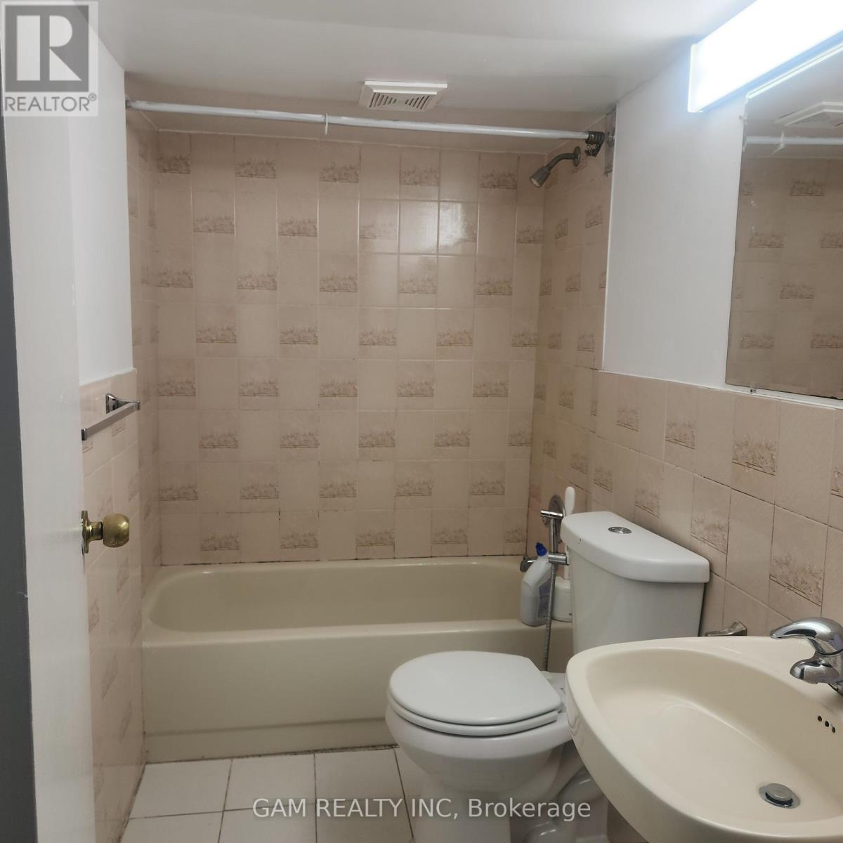 Photo 4 of Bsmt 200 Kingsbridge Garden Circle, Mississauga ON