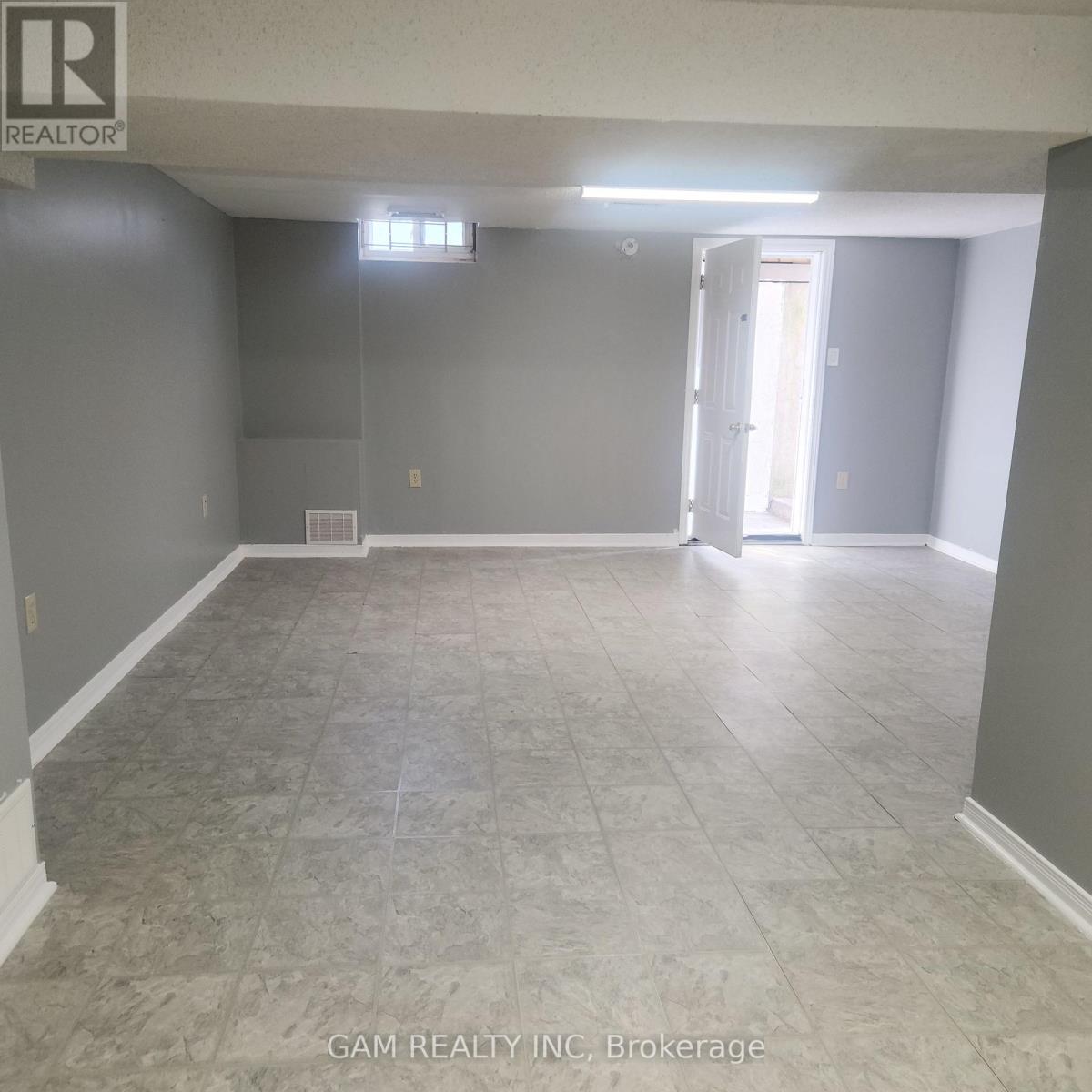 Photo 9 of Bsmt 200 Kingsbridge Garden Circle, Mississauga ON