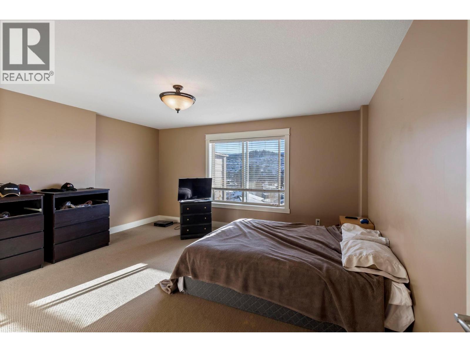 Photo 9 of 1347 Wilmot Avenue, Kelowna BC