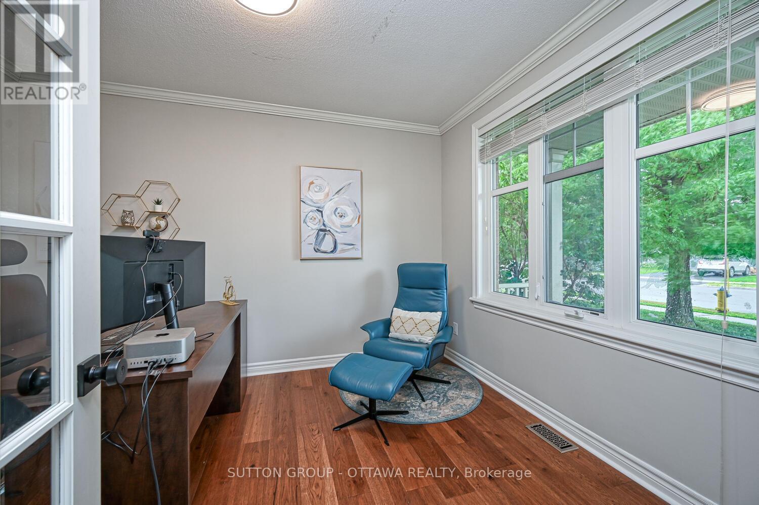 Photo 11 of 329 West Ridge Drive, Ottawa ON