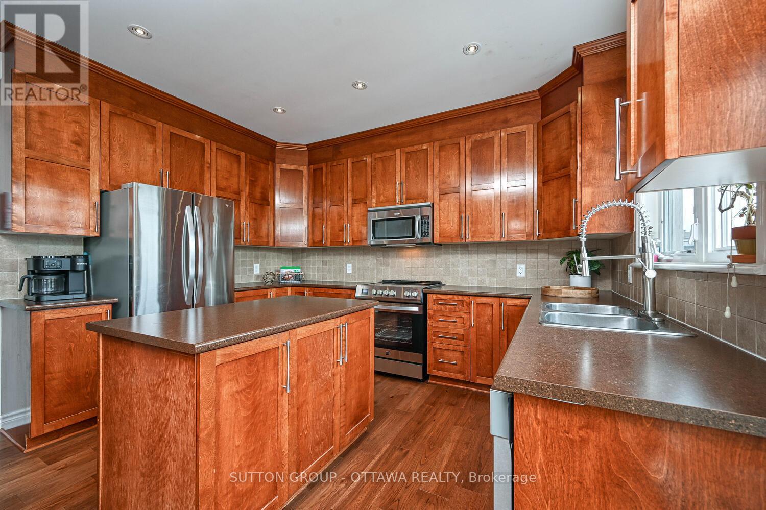 Photo 20 of 329 West Ridge Drive, Ottawa ON
