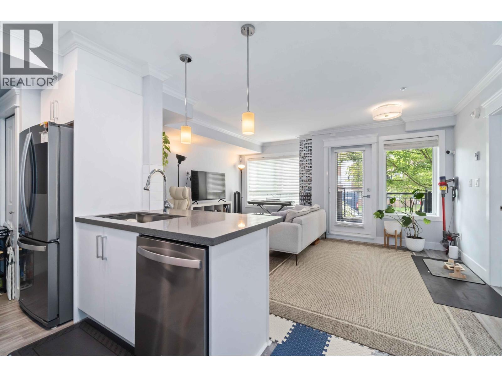 Photo 4 of 104 2229 Atkins Avenue, Port Coquitlam BC