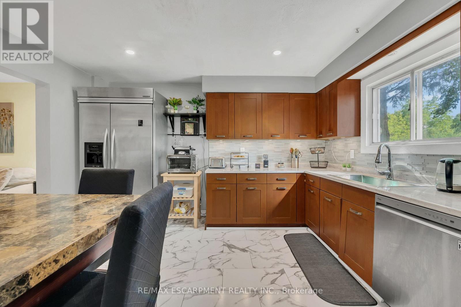 Photo 11 of 18 Riverdale Drive, Hamilton ON