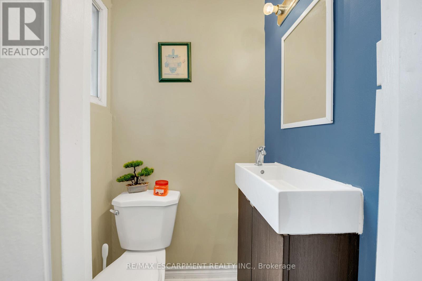 Photo 15 of 18 Riverdale Drive, Hamilton ON