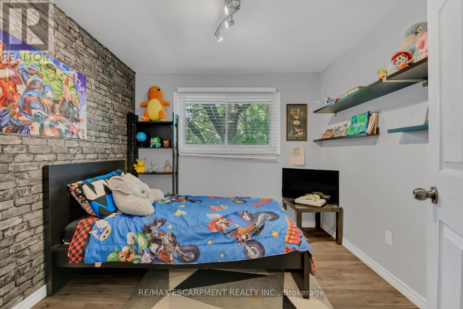 Photo 17 of 18 Riverdale Drive, Hamilton ON