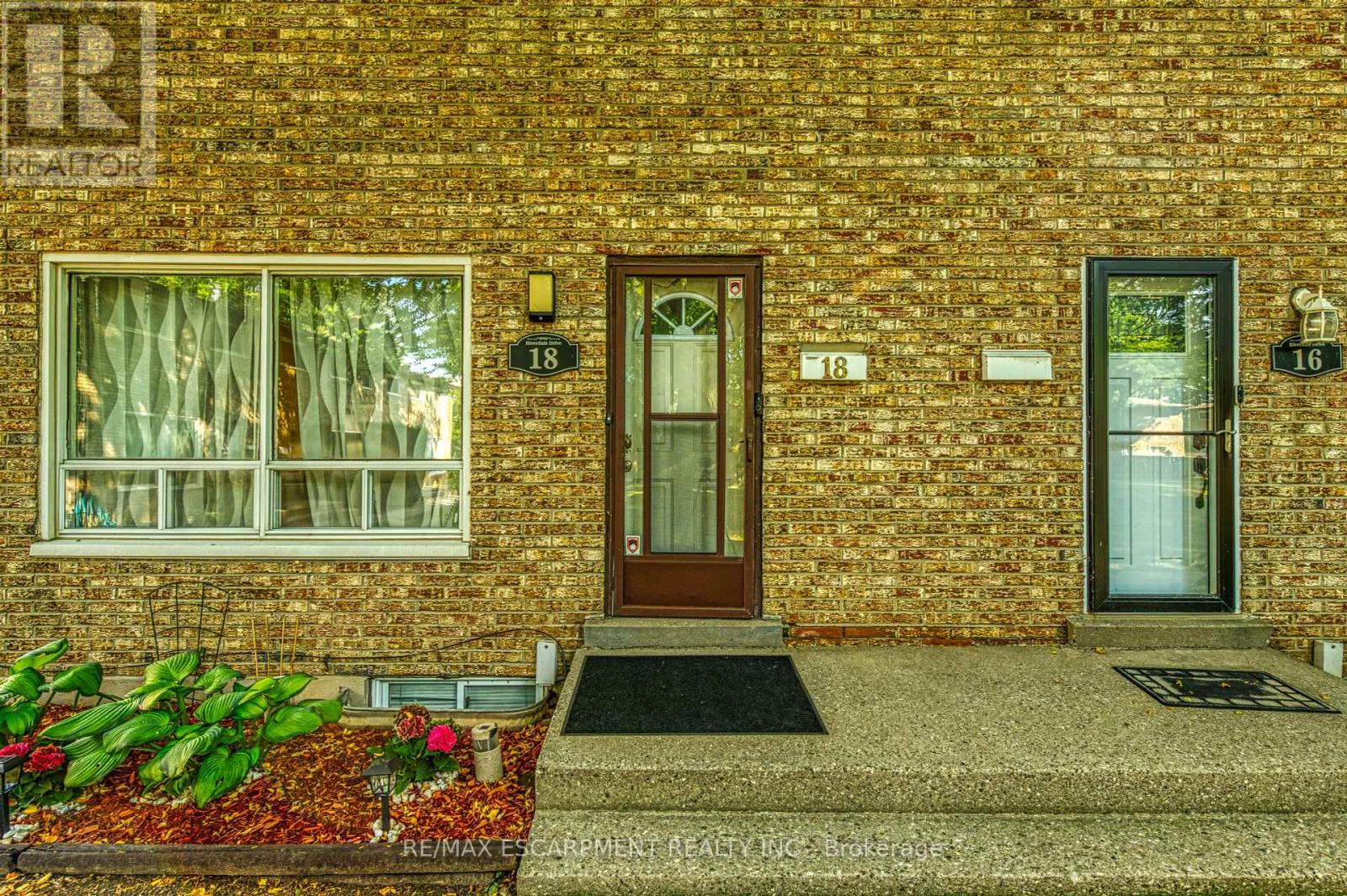 Photo 3 of 18 Riverdale Drive, Hamilton ON