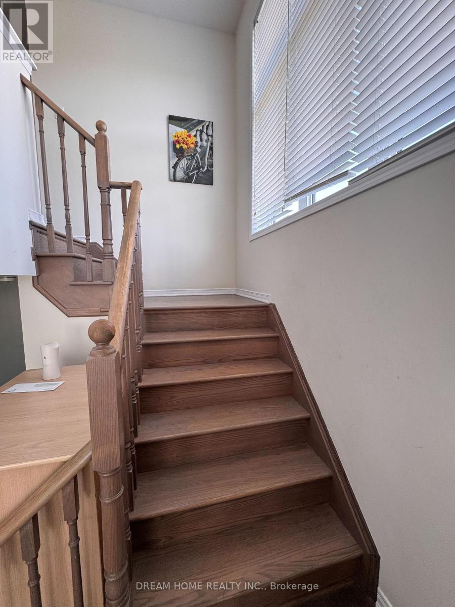 Photo 13 of 11 Allcroft Court, Hamilton ON