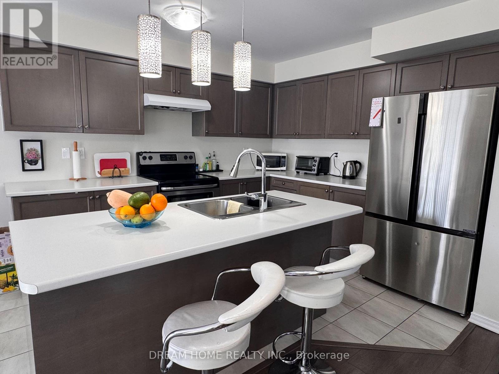Photo 3 of 11 Allcroft Court, Hamilton ON