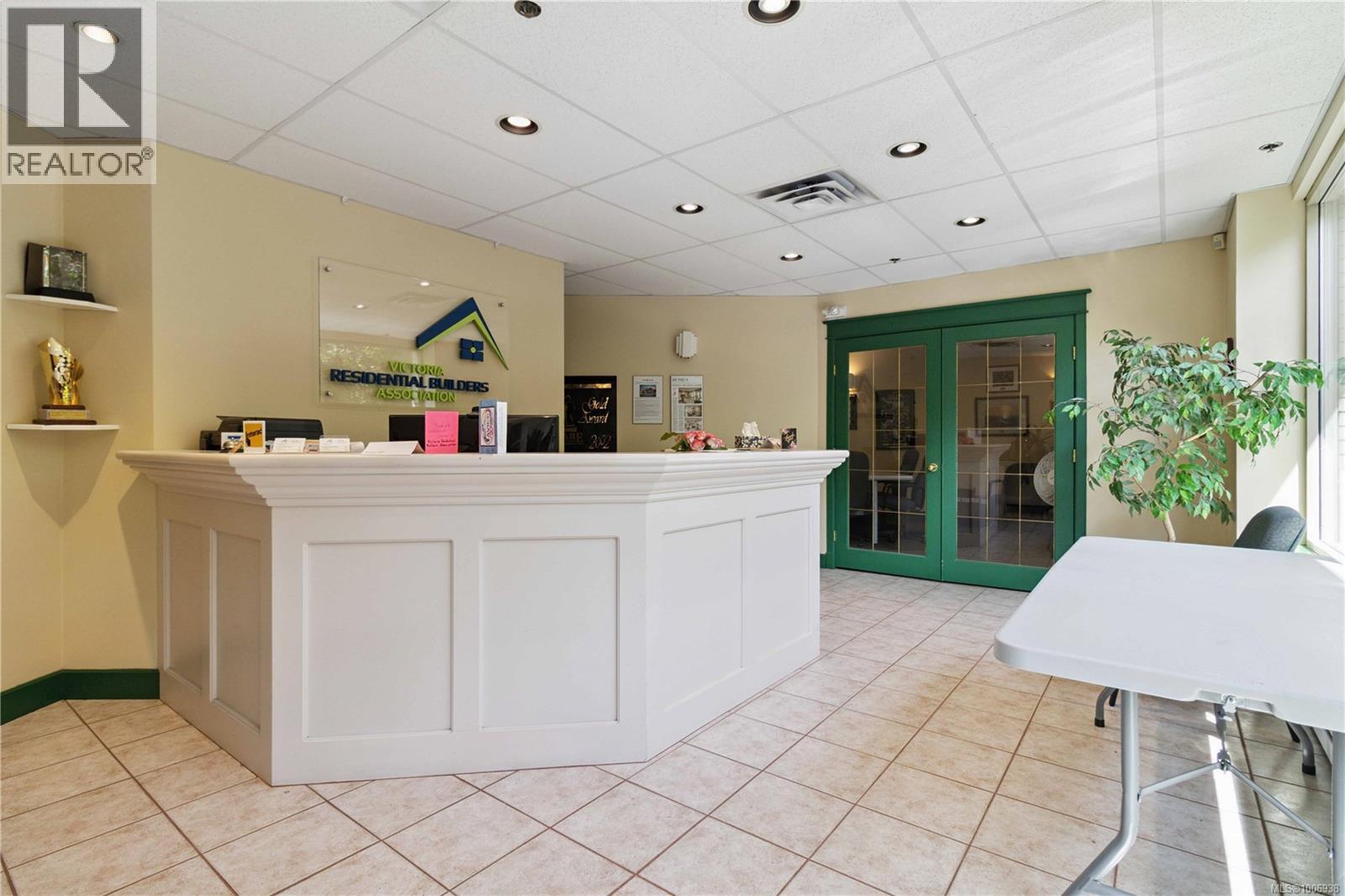 1 3690 Carey Road, Saanich