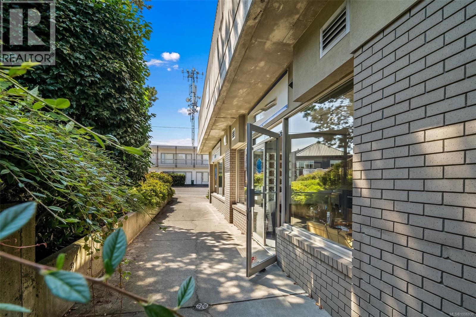 1 3690 Carey Road, Saanich