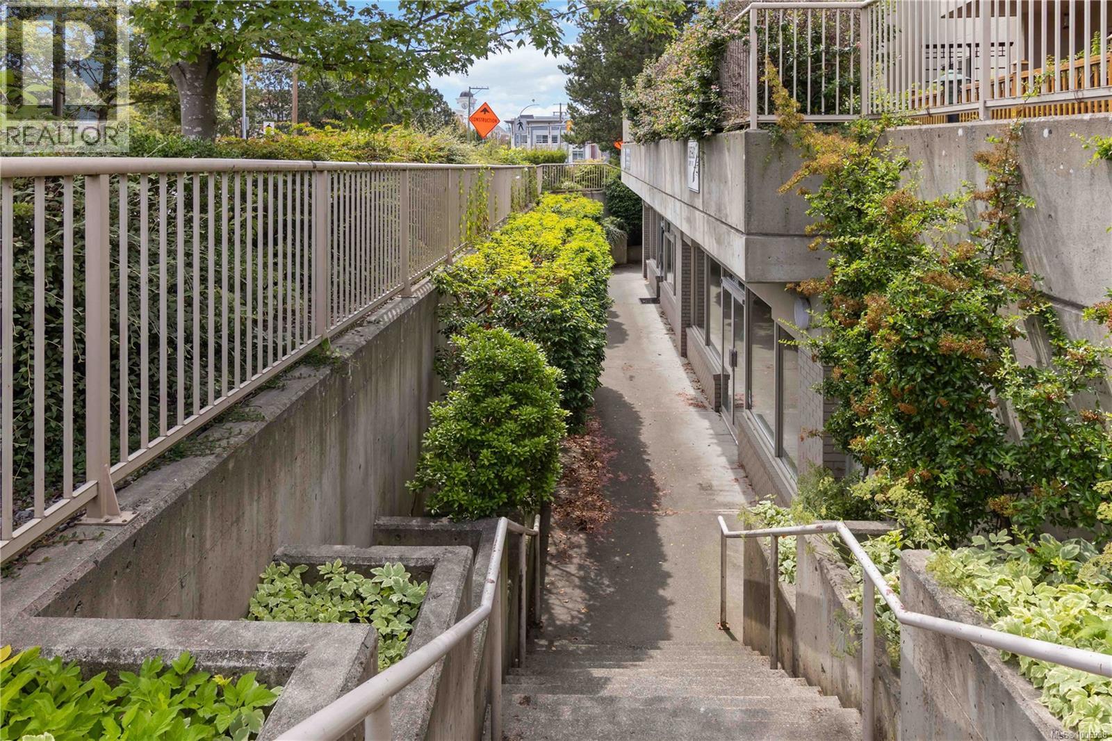 1 3690 Carey Road, Saanich