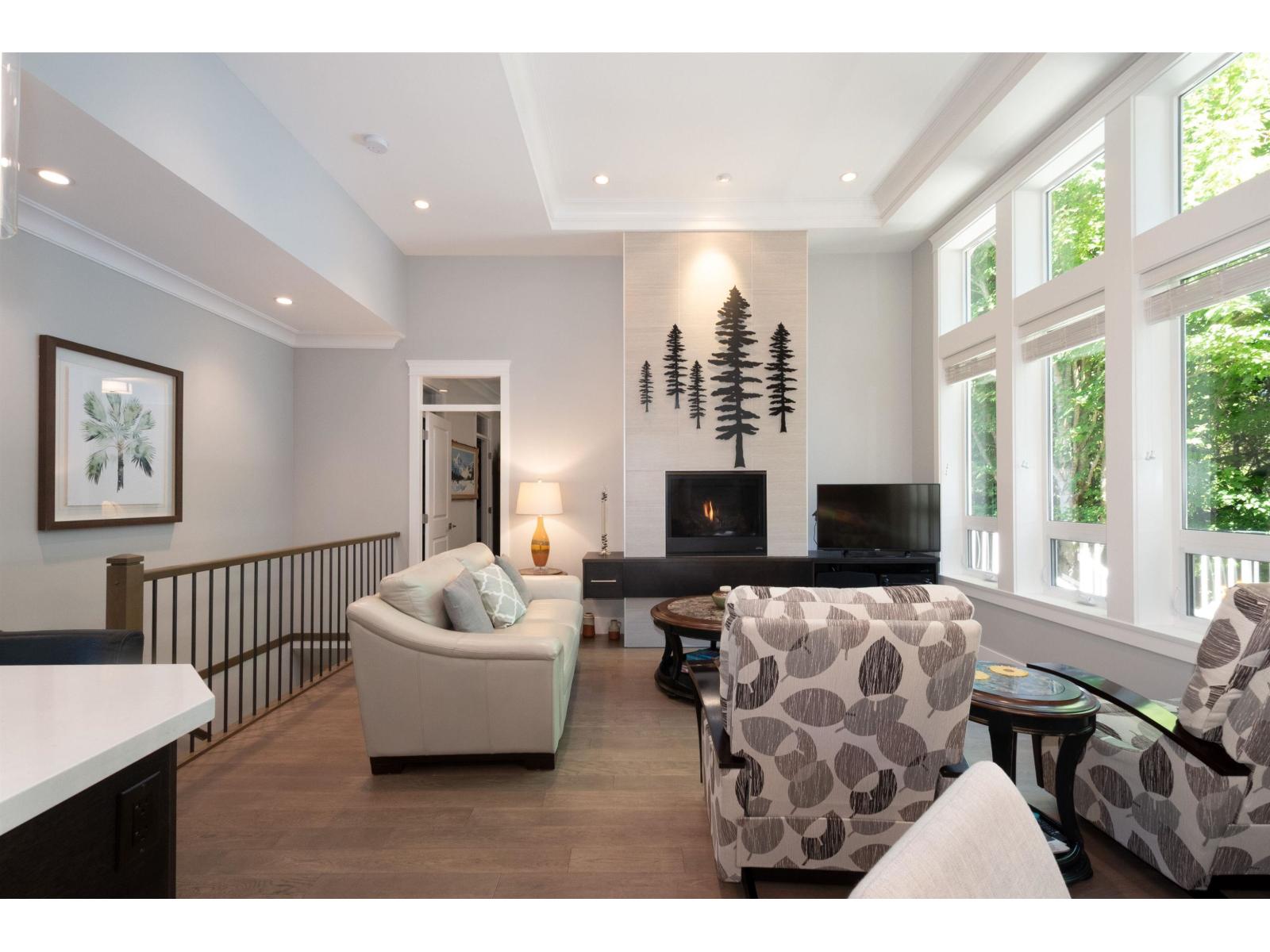 Photo 3 of 1 15989 Mountain View Drive, Surrey BC