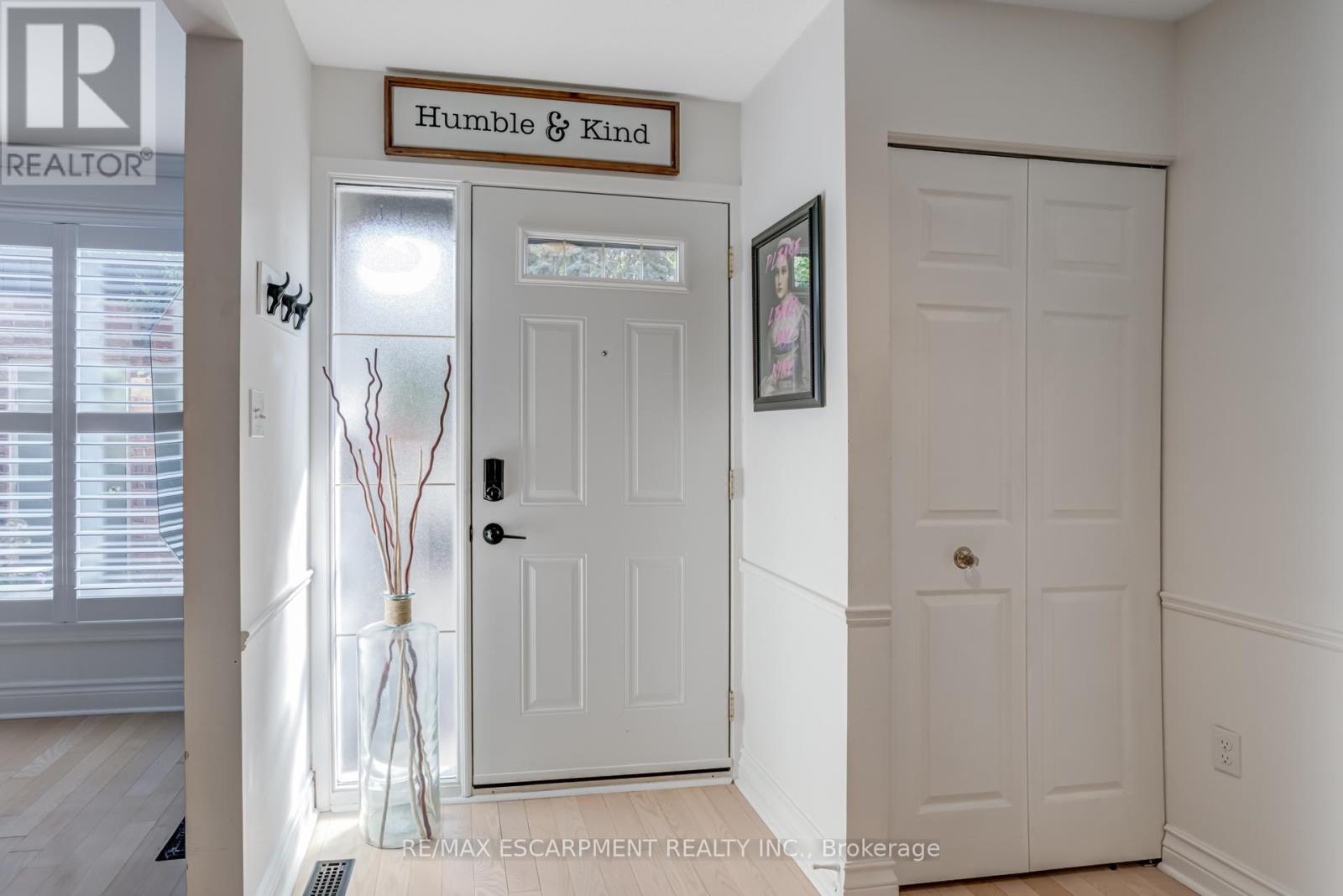 Photo 7 of 5 1560 Kerns Road, Burlington ON