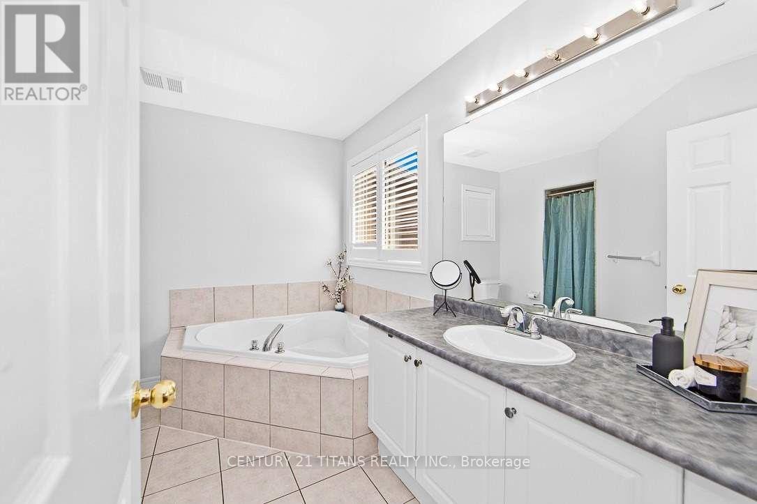 Photo 12 of 30 Trevino Crescent, Brampton ON