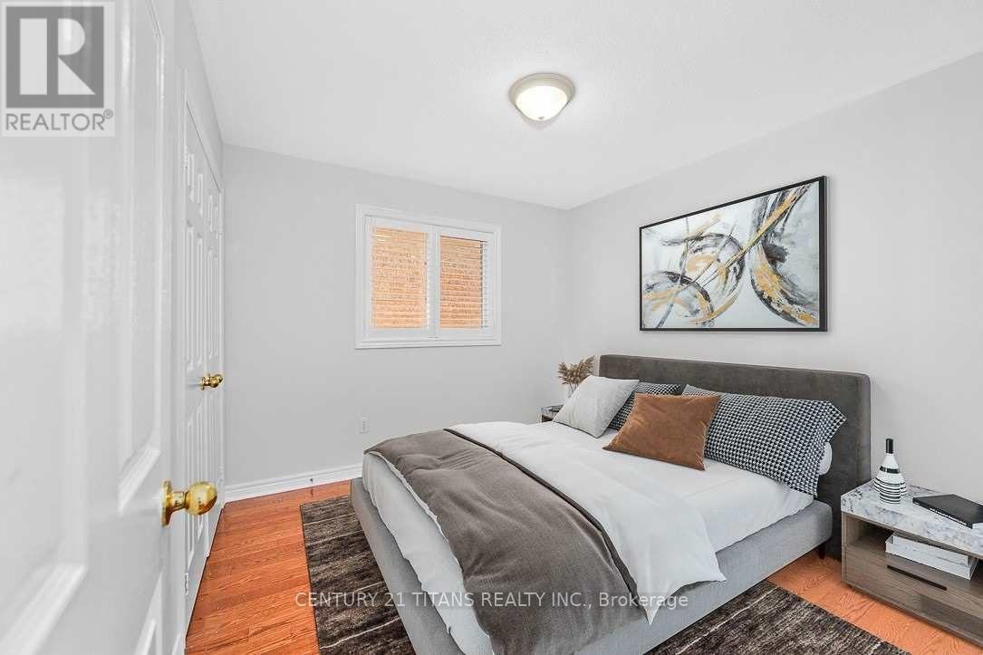 Photo 14 of 30 Trevino Crescent, Brampton ON