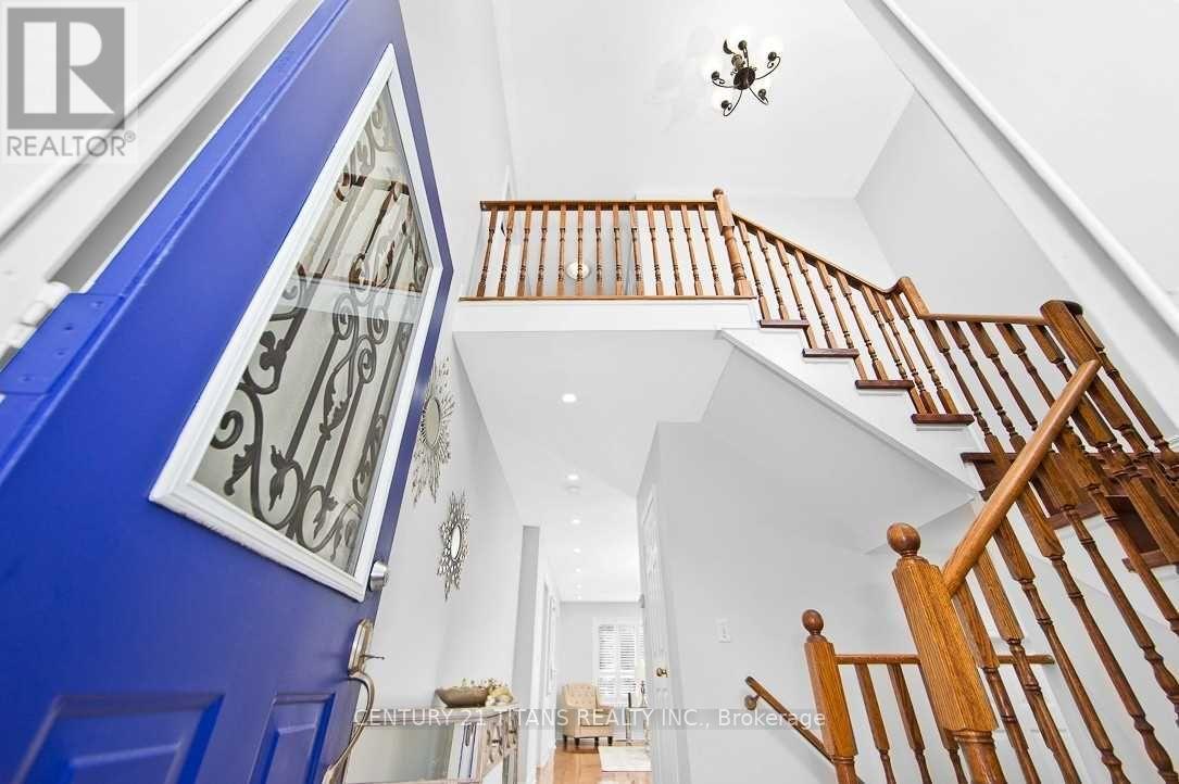 Photo 3 of 30 Trevino Crescent, Brampton ON