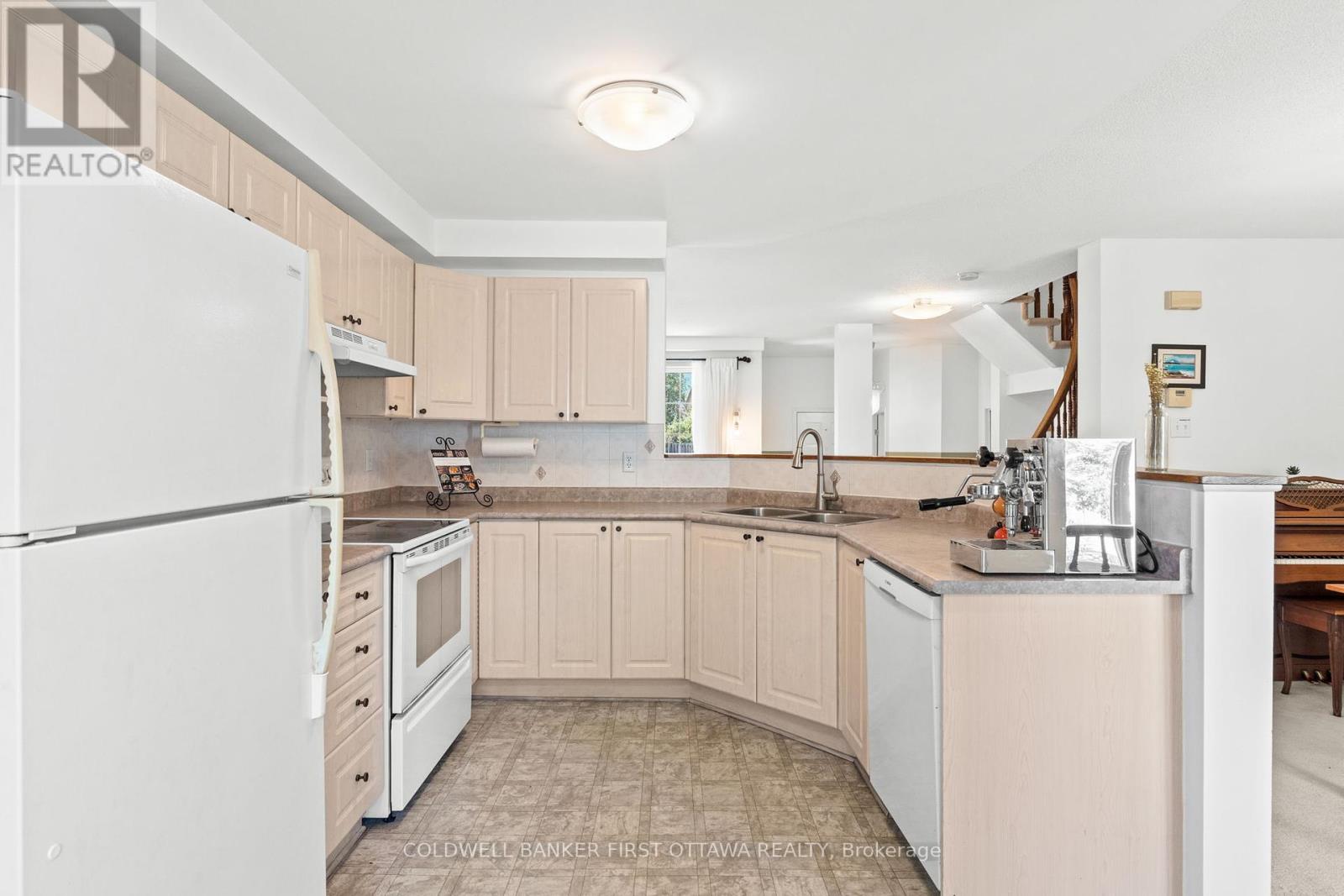 Photo 13 of 51 Helmsdale Drive, Ottawa ON