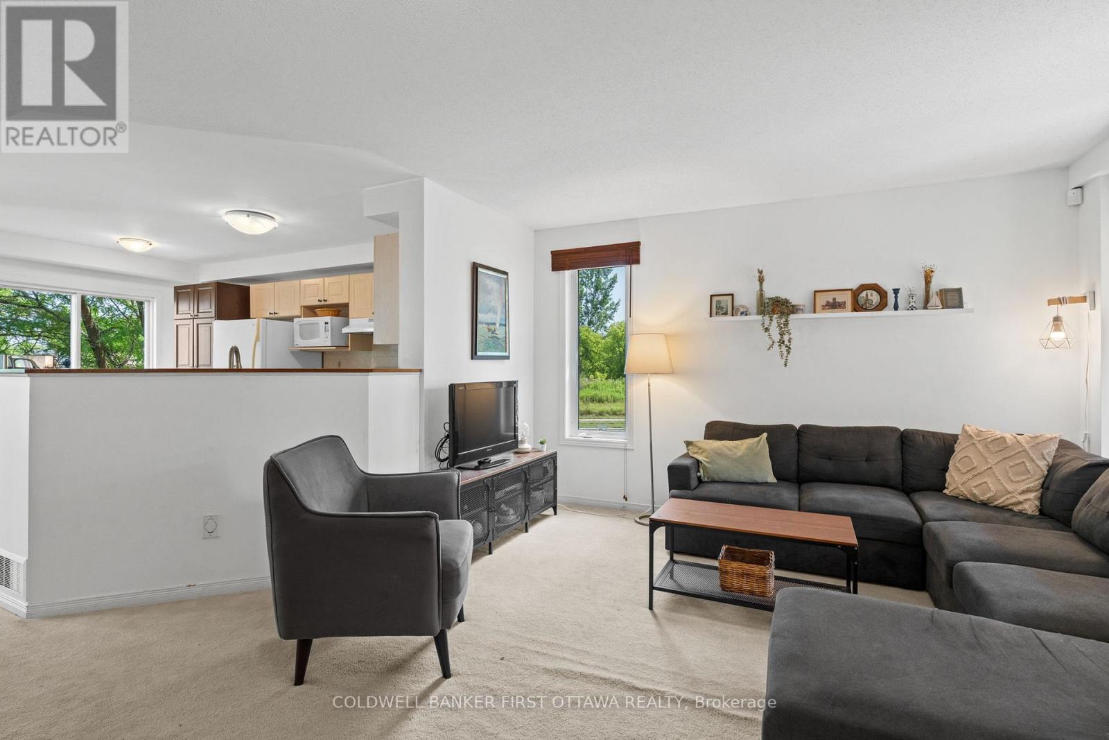 Photo 9 of 51 Helmsdale Drive, Ottawa ON