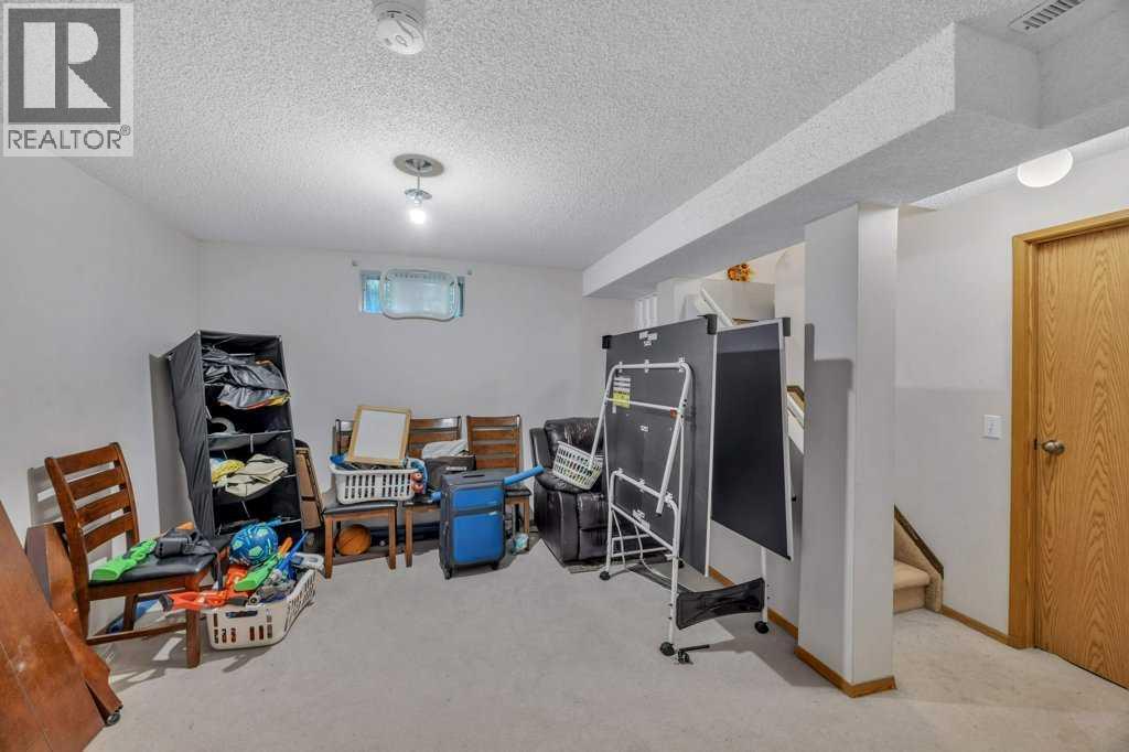 Photo 23 of 35 Martinwood Way Ne, Calgary AB