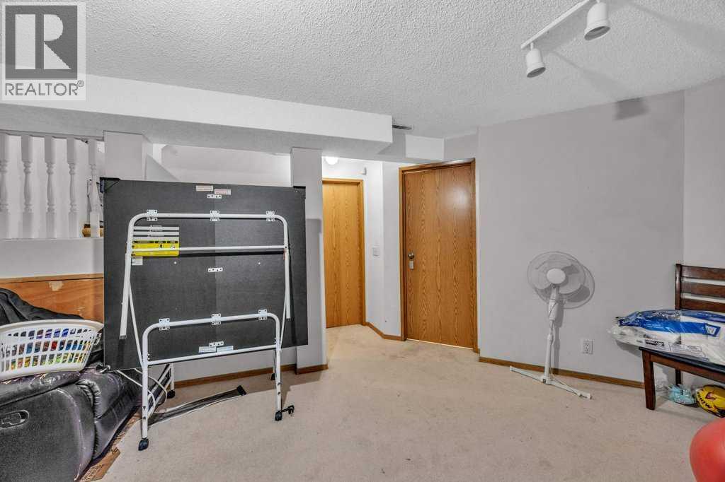 Photo 25 of 35 Martinwood Way Ne, Calgary AB