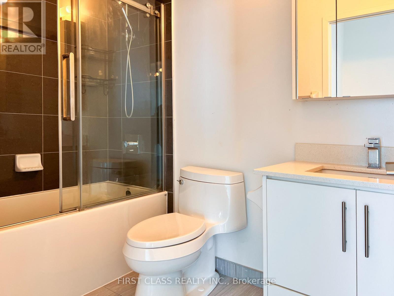 Photo 12 of 916 85 Oneida Crescent, Richmond Hill ON