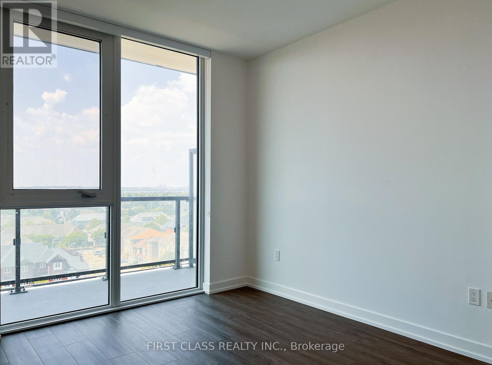 Photo 13 of 916 85 Oneida Crescent, Richmond Hill ON