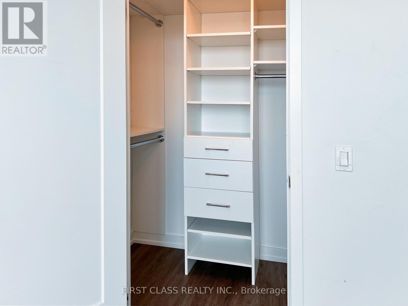 Photo 16 of 916 85 Oneida Crescent, Richmond Hill ON