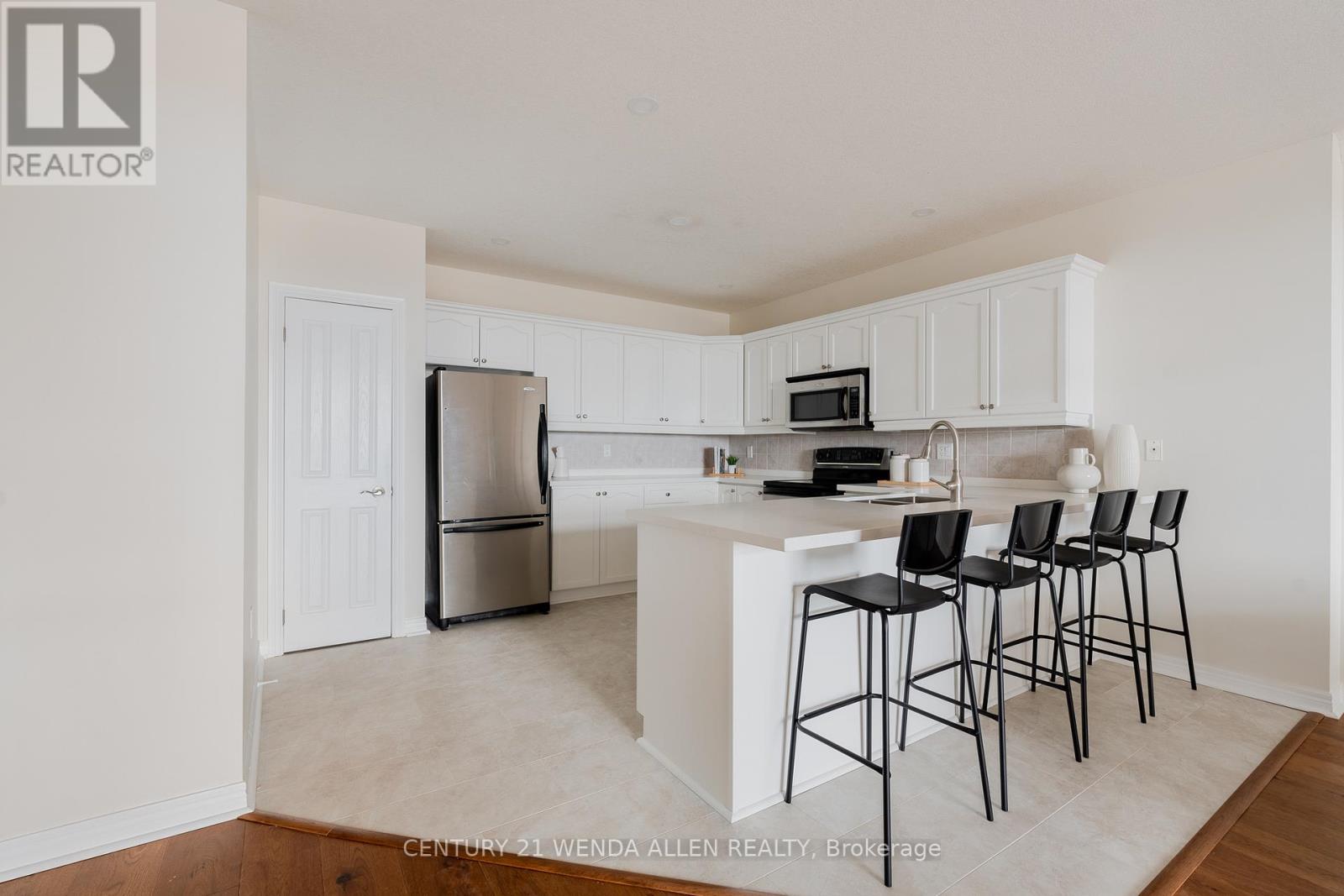 Photo 6 of 909 1998 Ironstone Drive, Burlington ON