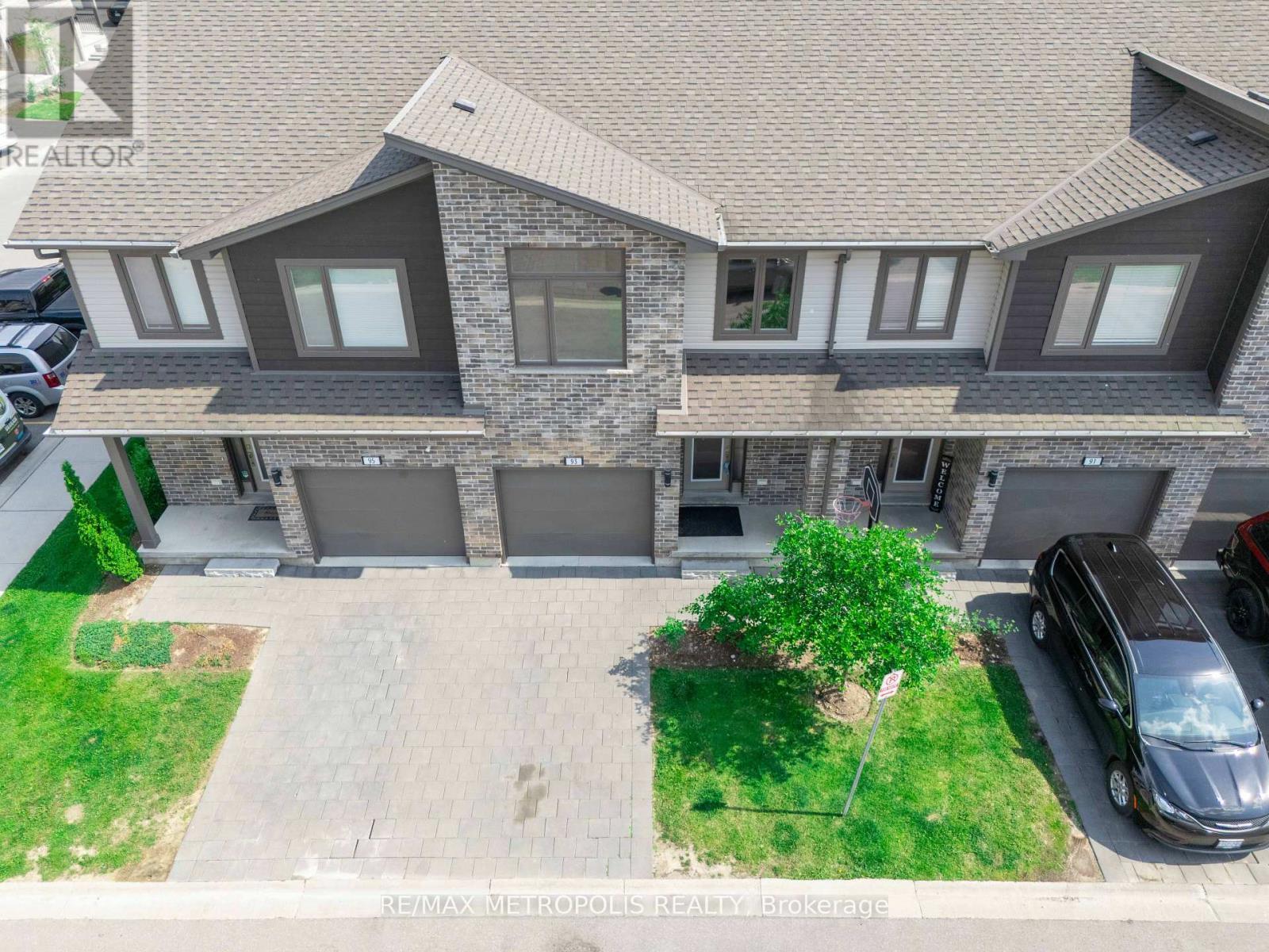 Photo 3 of 93 1960 Dalmagarry Road, London North ON