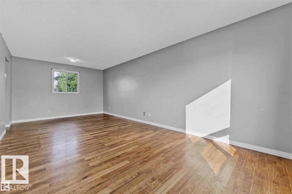 Photo 10 of 4912 36 Av Nw, Edmonton AB