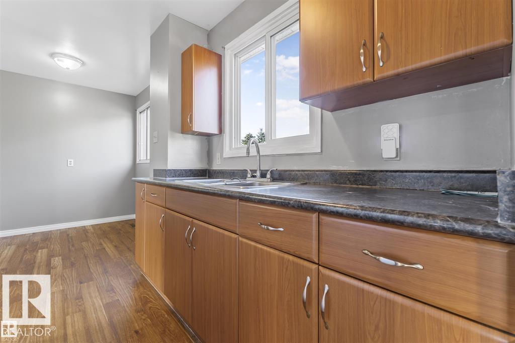 Photo 11 of 4912 36 Av Nw, Edmonton AB