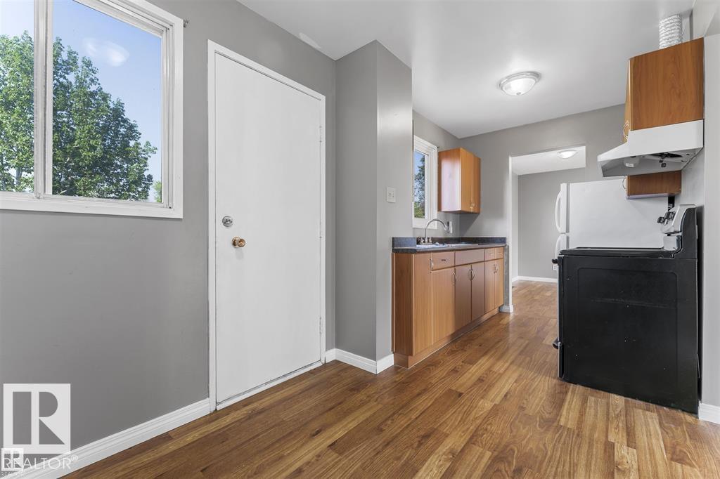 Photo 12 of 4912 36 Av Nw, Edmonton AB