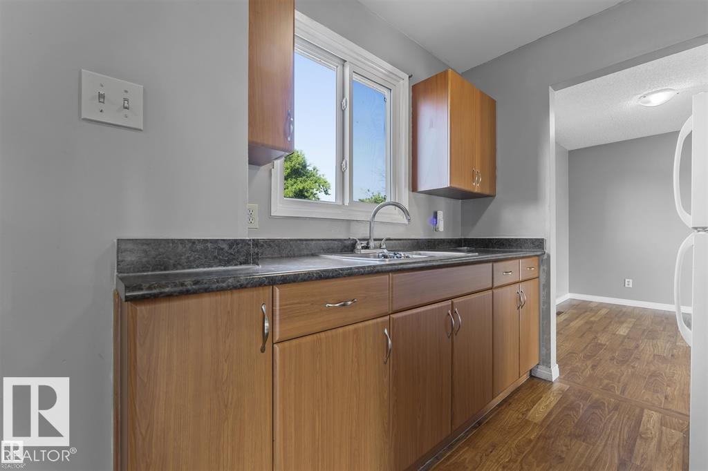 Photo 15 of 4912 36 Av Nw, Edmonton AB