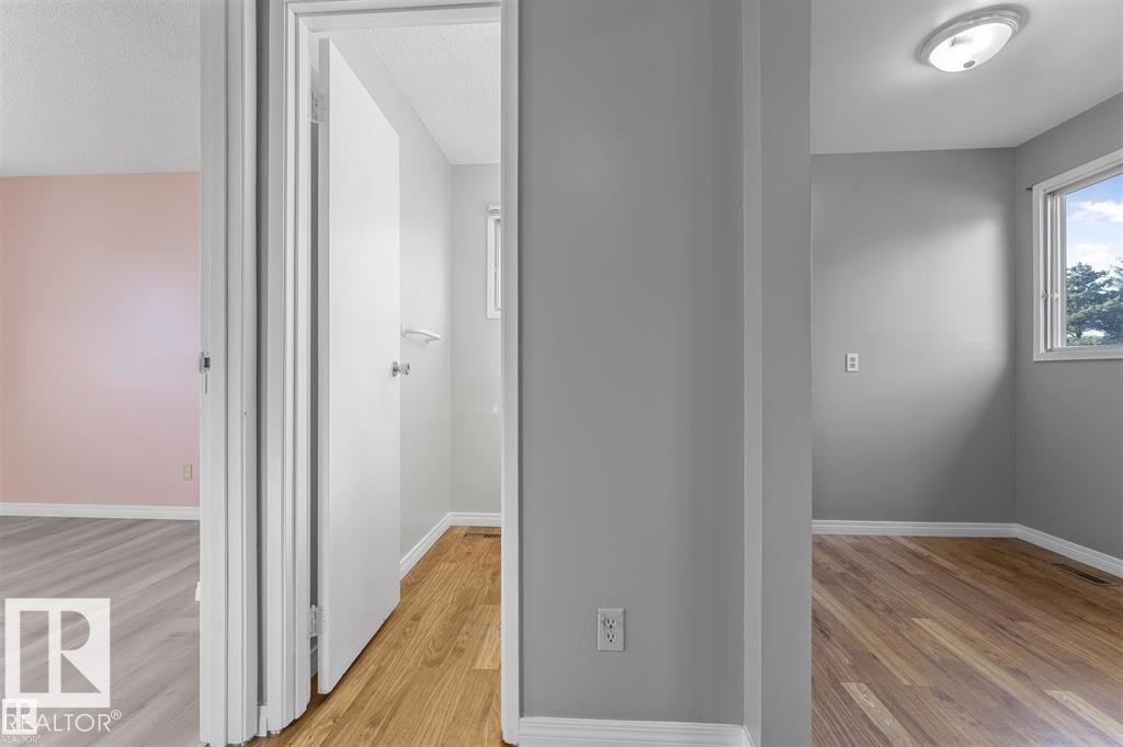 Photo 17 of 4912 36 Av Nw, Edmonton AB
