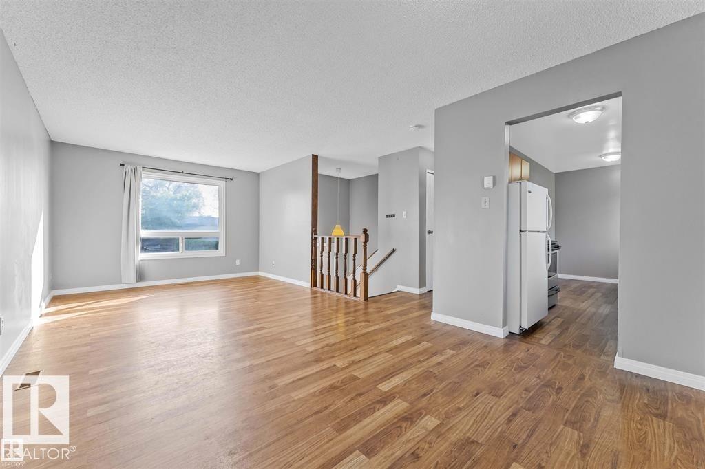 Photo 8 of 4912 36 Av Nw, Edmonton AB