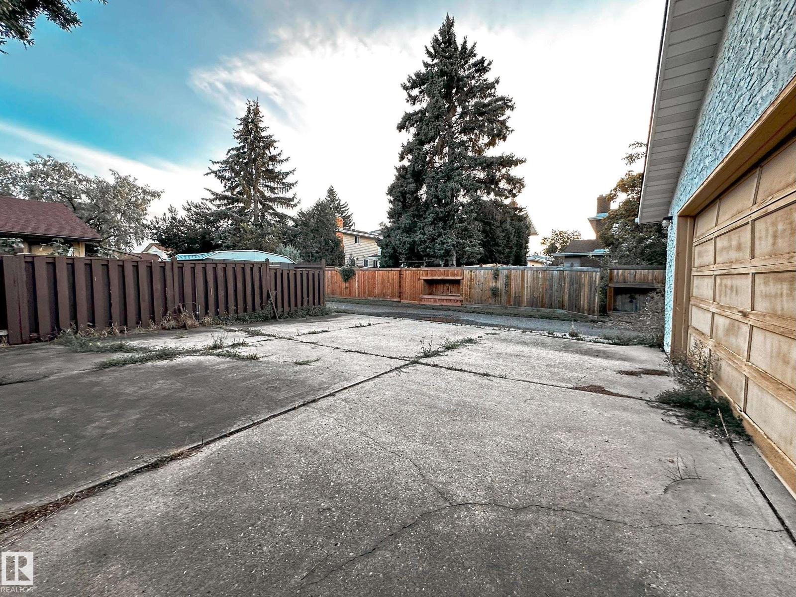 Photo 40 of 3220 114 St Nw, Edmonton AB