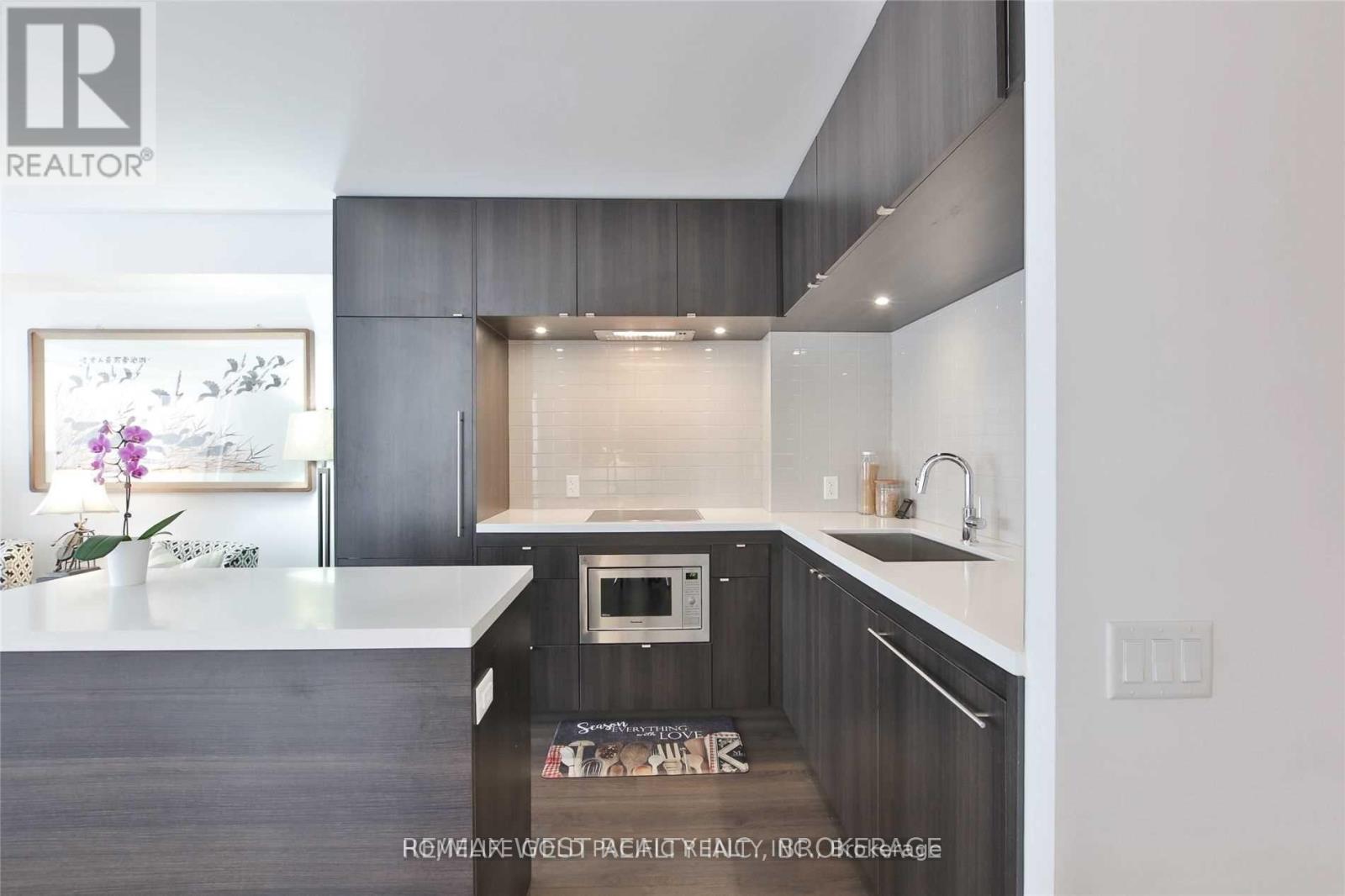 Photo 10 of 2313 155 Yorkville Avenue, Toronto ON