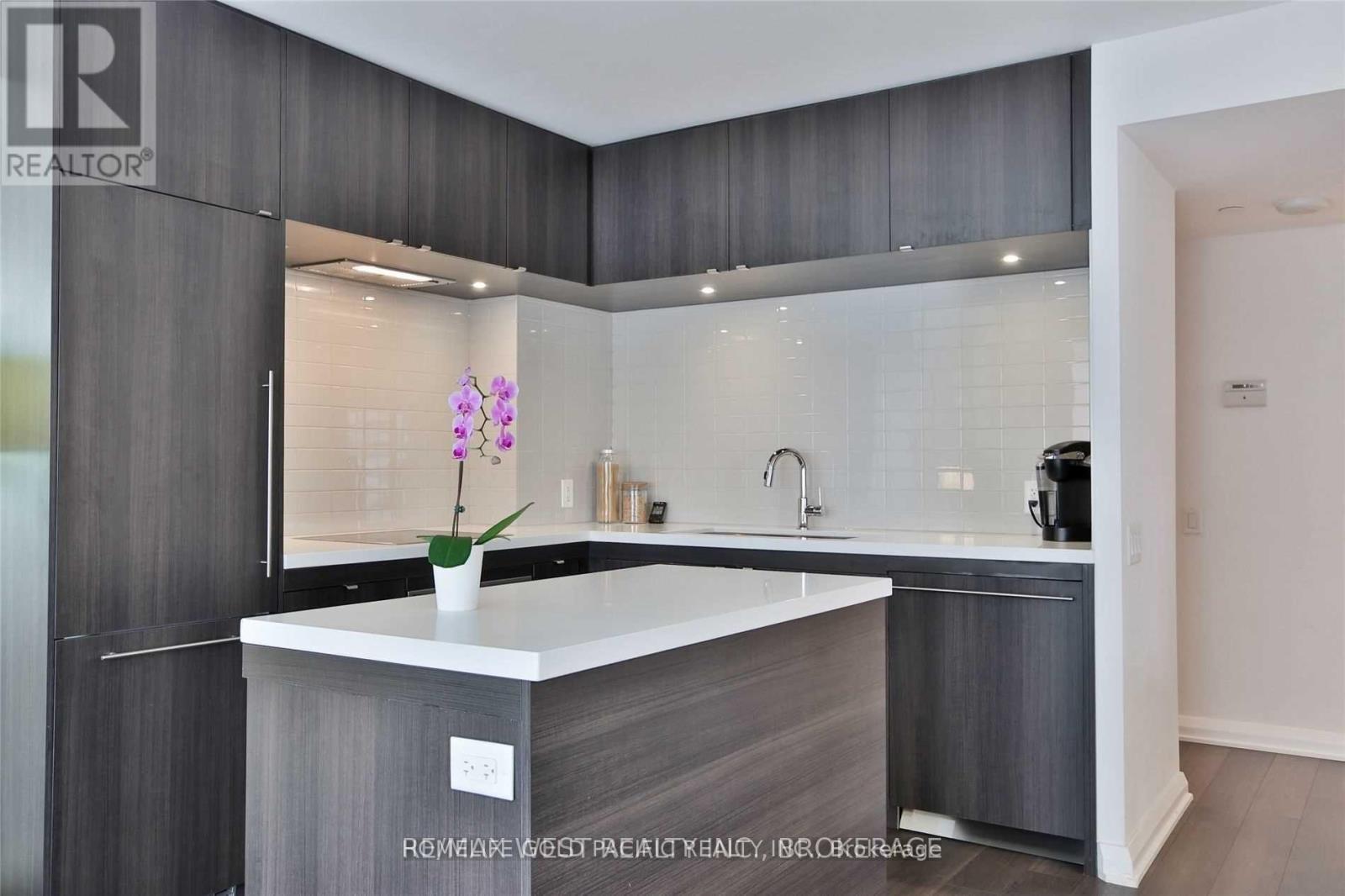 Photo 12 of 2313 155 Yorkville Avenue, Toronto ON