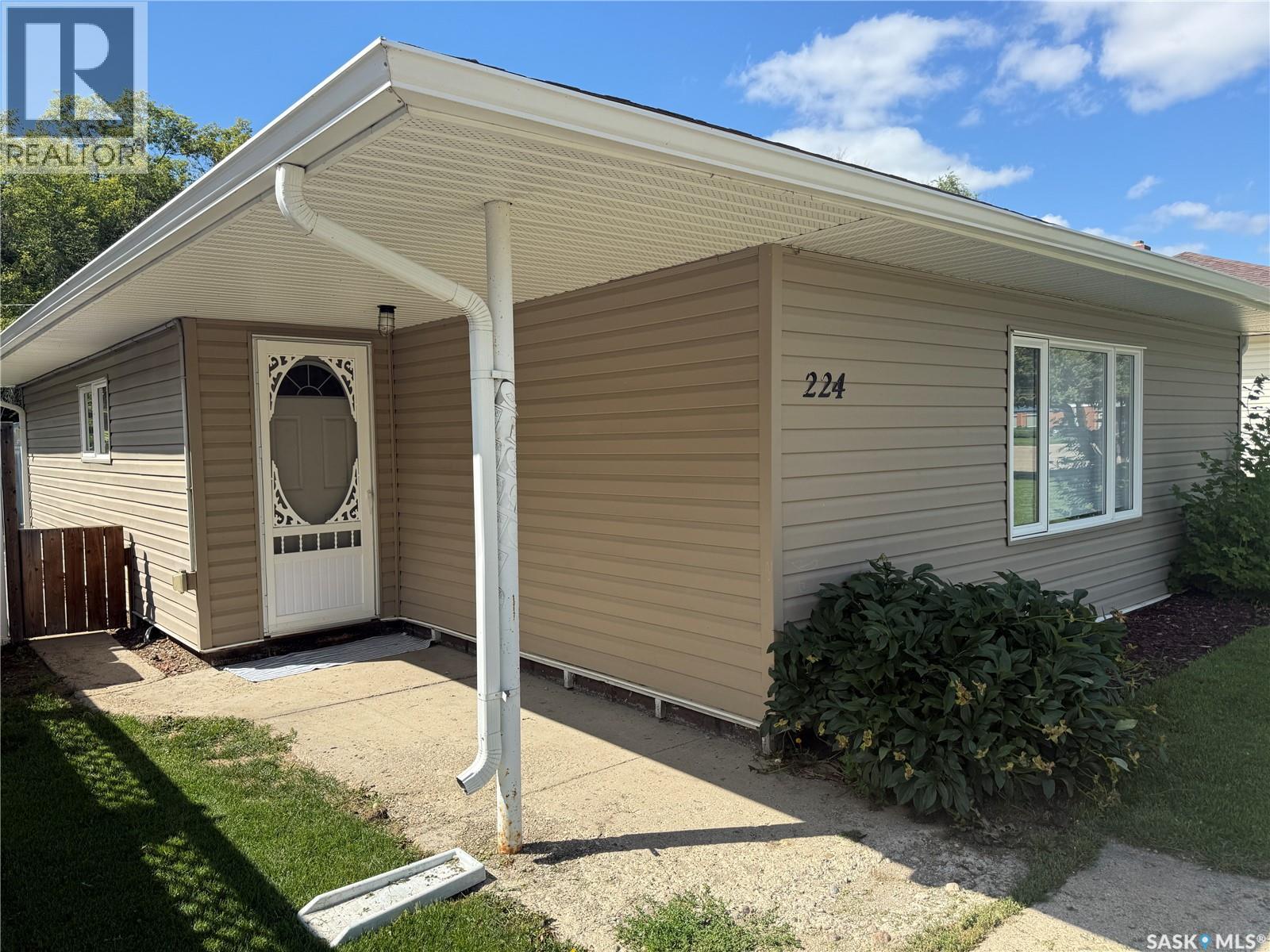Photo 3 of 224 Thomson Street, Outlook SK