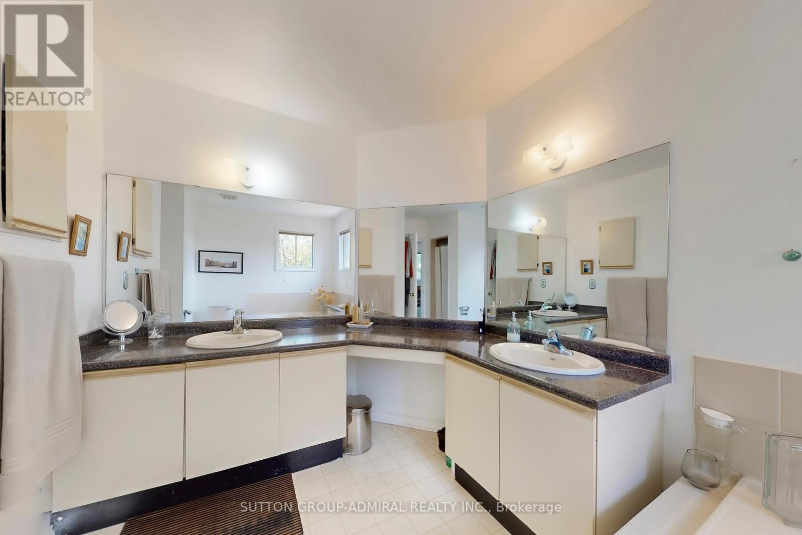 Photo 2 of 184 Hanmer Street W, Barrie ON