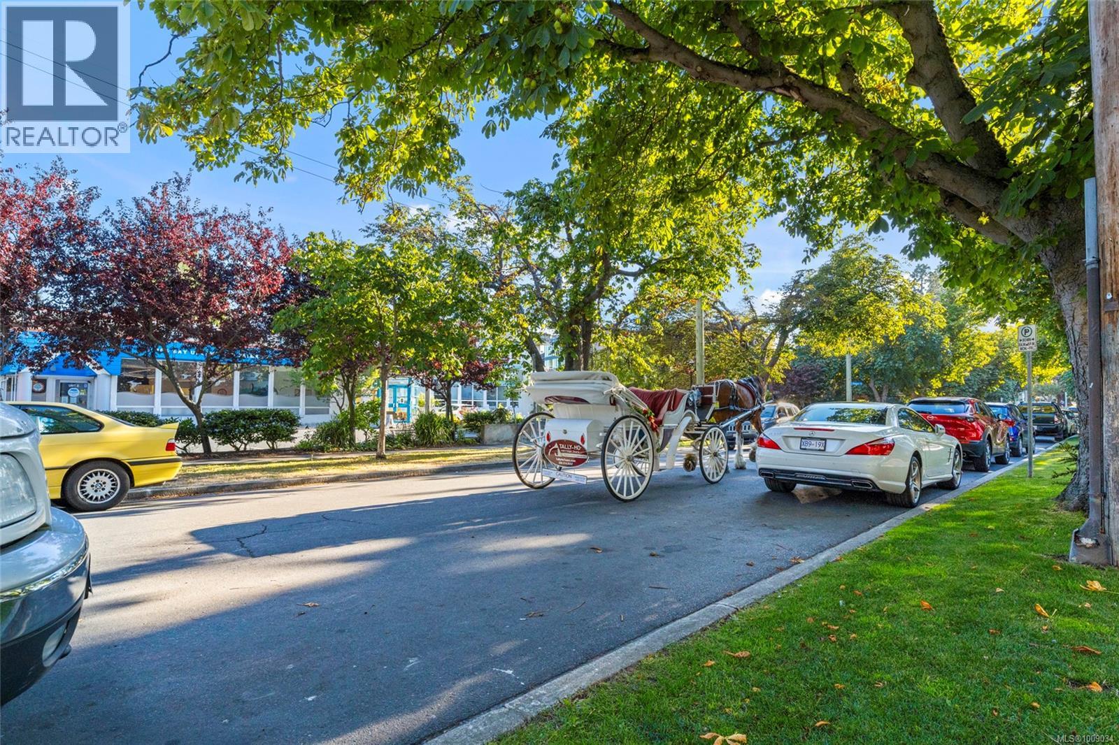 304 550 Michigan Street, Victoria