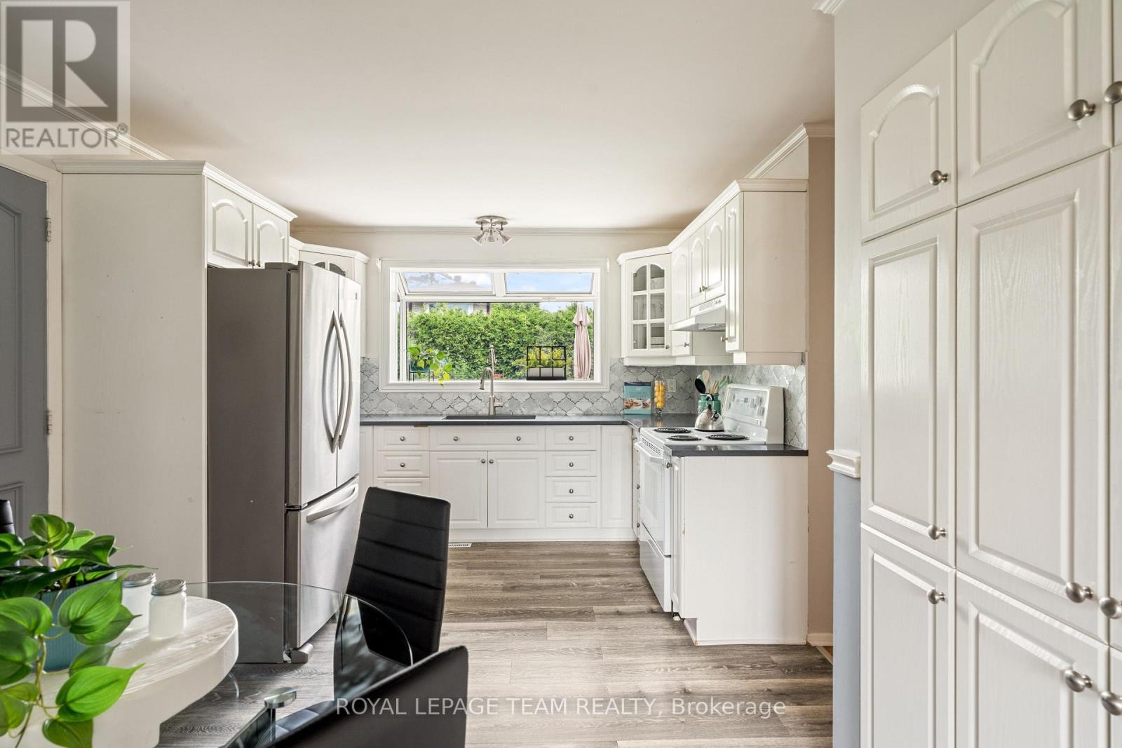 Photo 10 of 2128 Hubbard Crescent, Ottawa ON